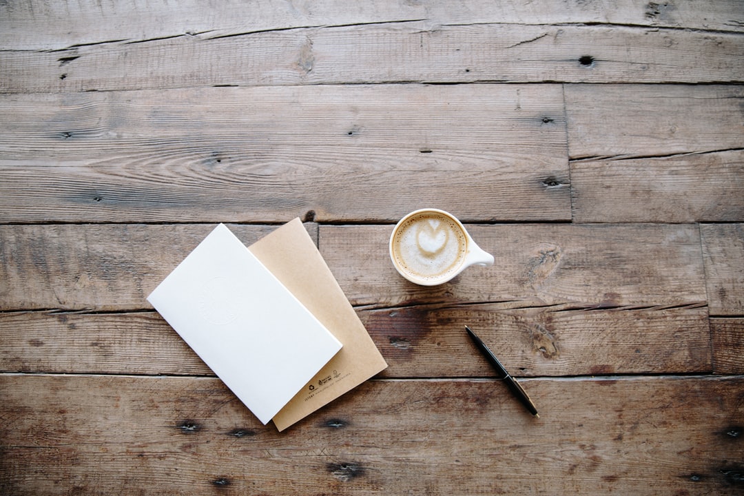 Lettre et tasse de café sur une table de bois.