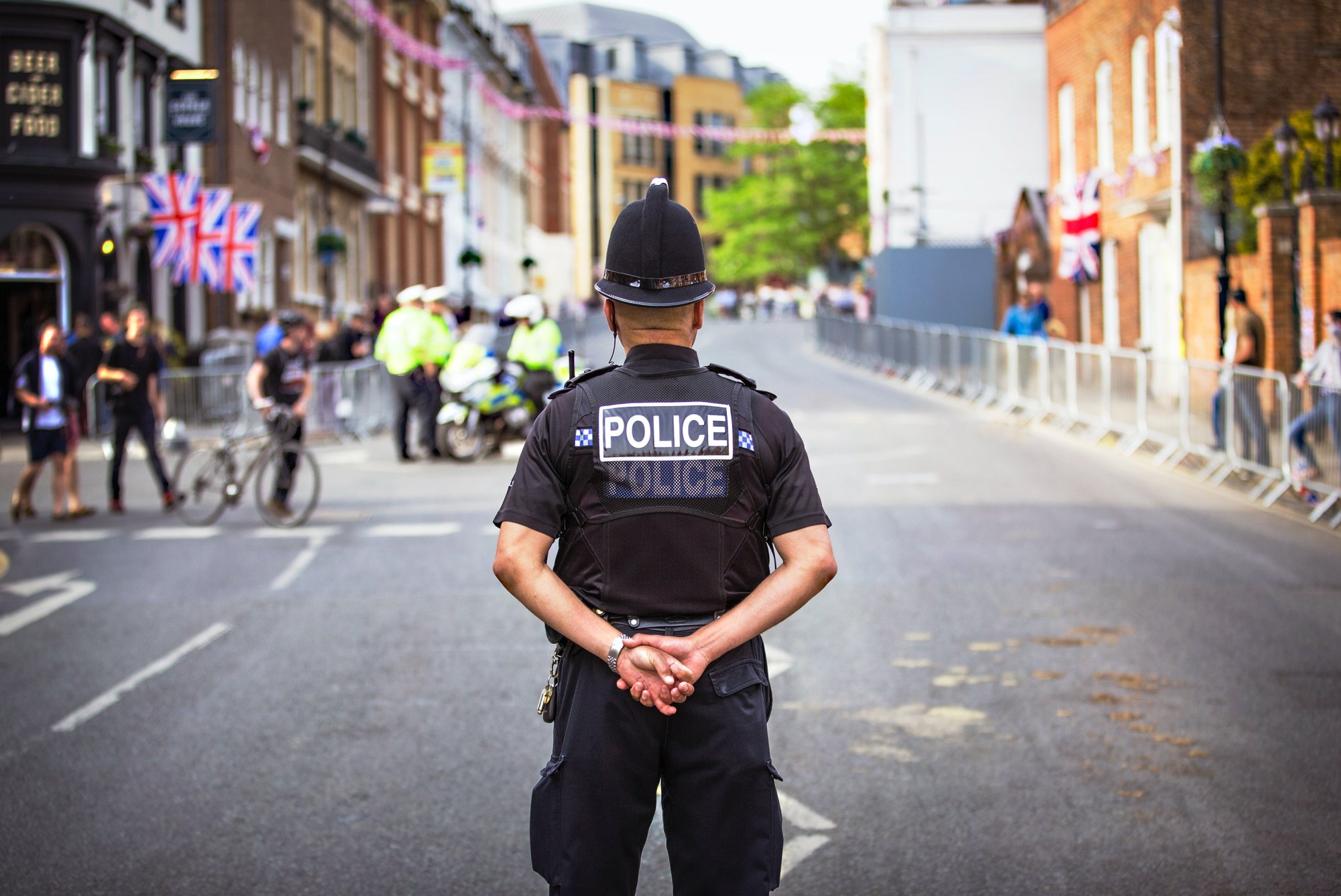 Gendarme qui observe dans la rue.