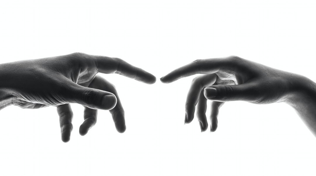 Deux mains qui se touchent