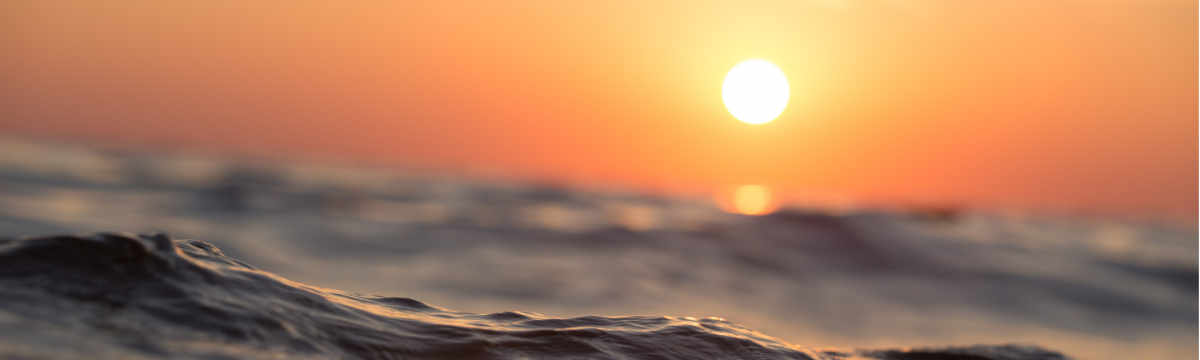 coucher de soleil sur les vagues de la mer