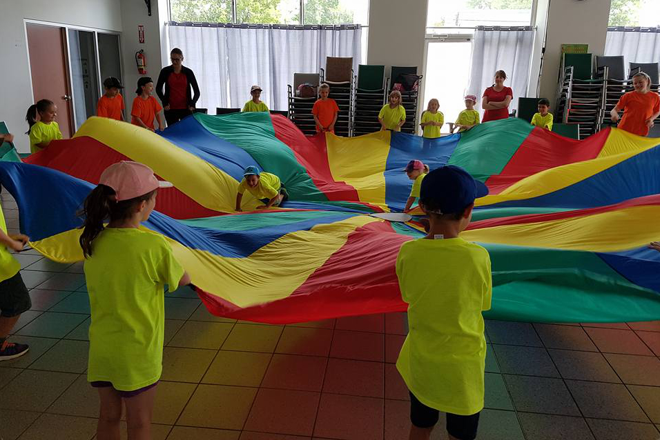 Enfants qui jouent avec un parachute